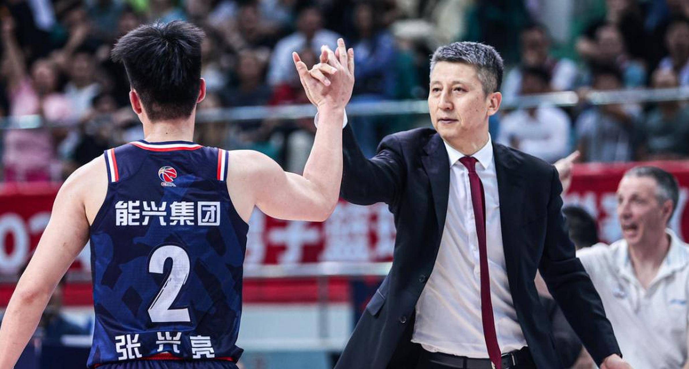 包含广州队今晚完成体检,志在亚冠名次提升,底气十足,临场指挥获称赞的词条